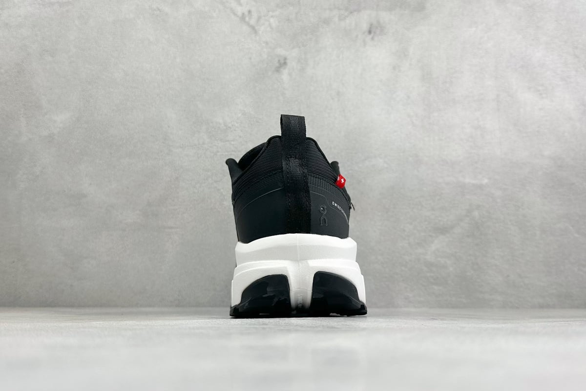 昂跑 On Cloudrock Low WP 户外街头机能风跑鞋 Cloud Hi 黑白 鞋底实拍图