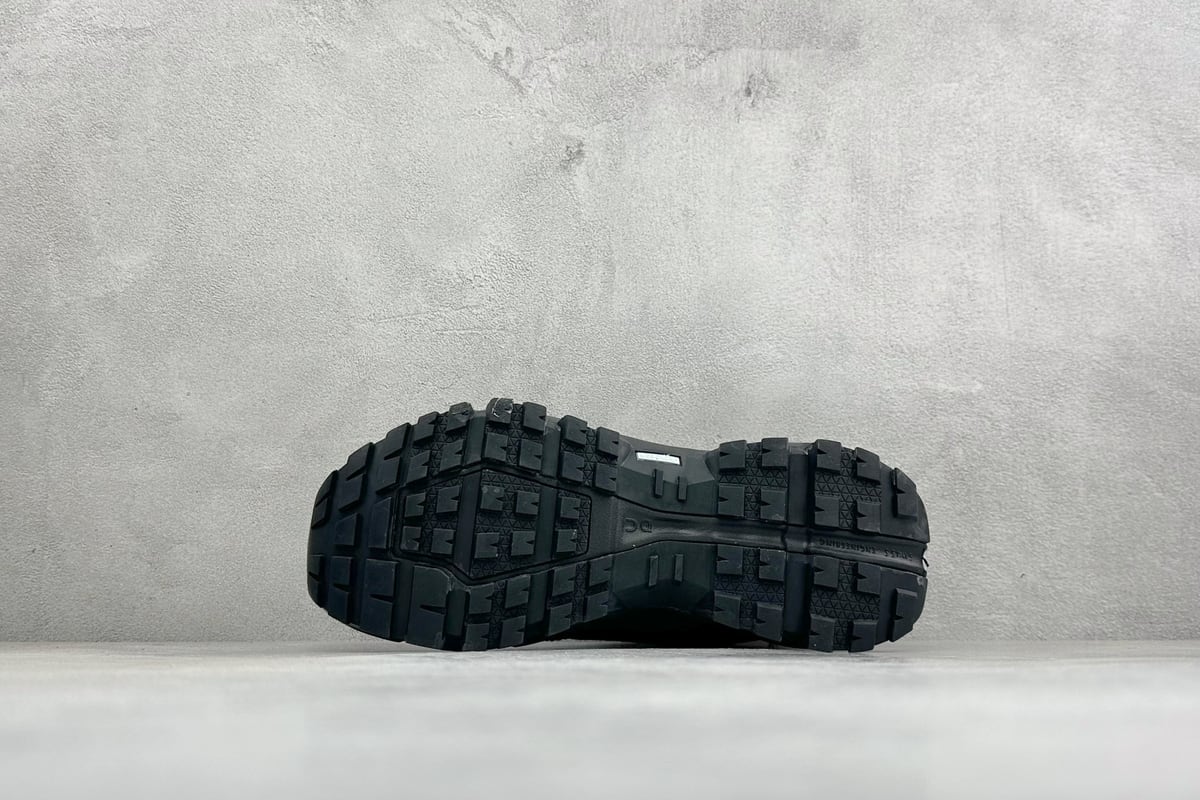 昂跑 On Cloudrock Low WP 户外街头机能风跑鞋 Cloud Hi 黑 鞋头实拍图