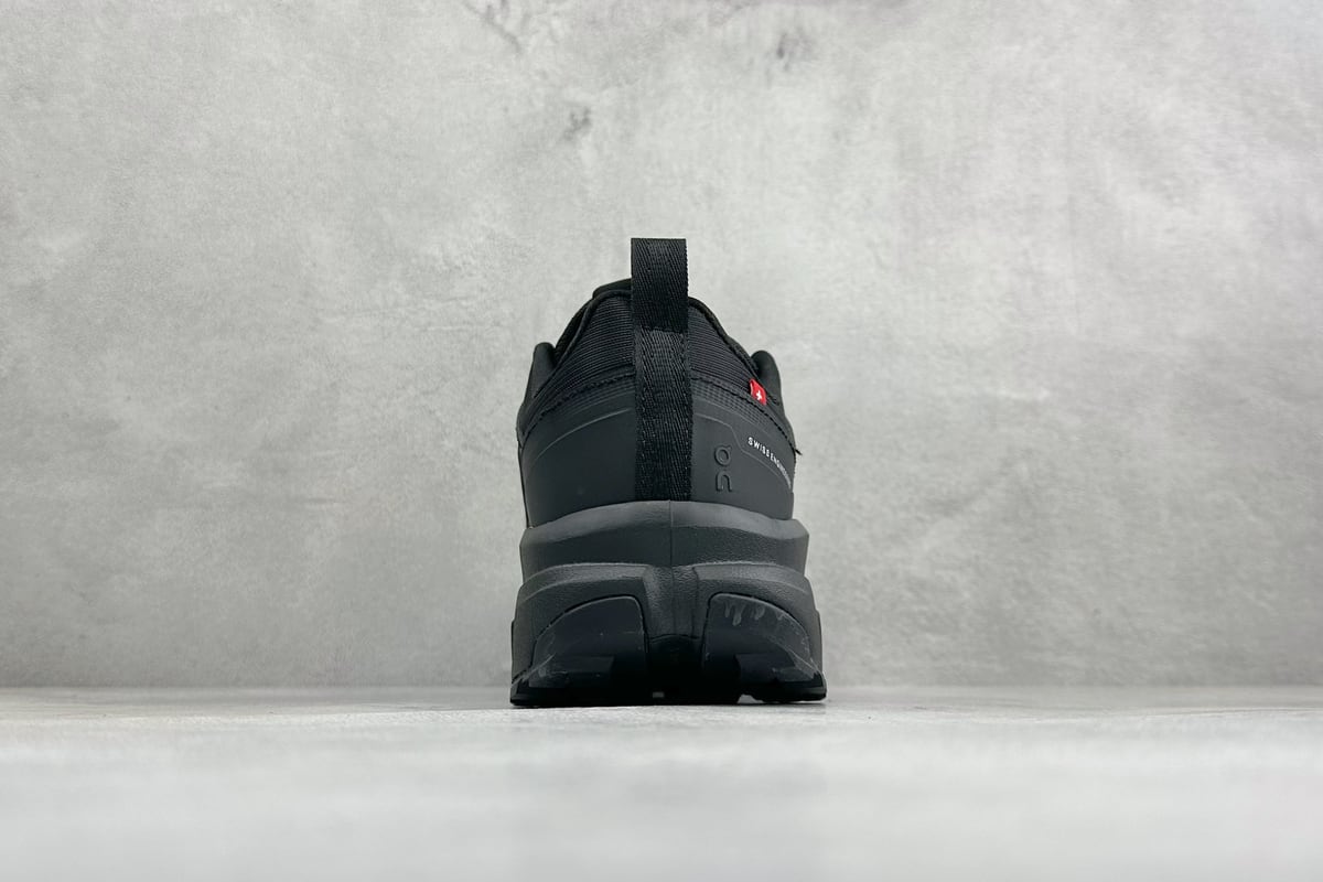 昂跑 On Cloudrock Low WP 户外街头机能风跑鞋 Cloud Hi 黑 鞋底实拍图