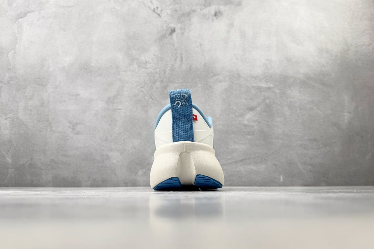 昂跑 On 全新工厂开发 LOEWE x Cloudsolo 蓝绿色 细节实拍图