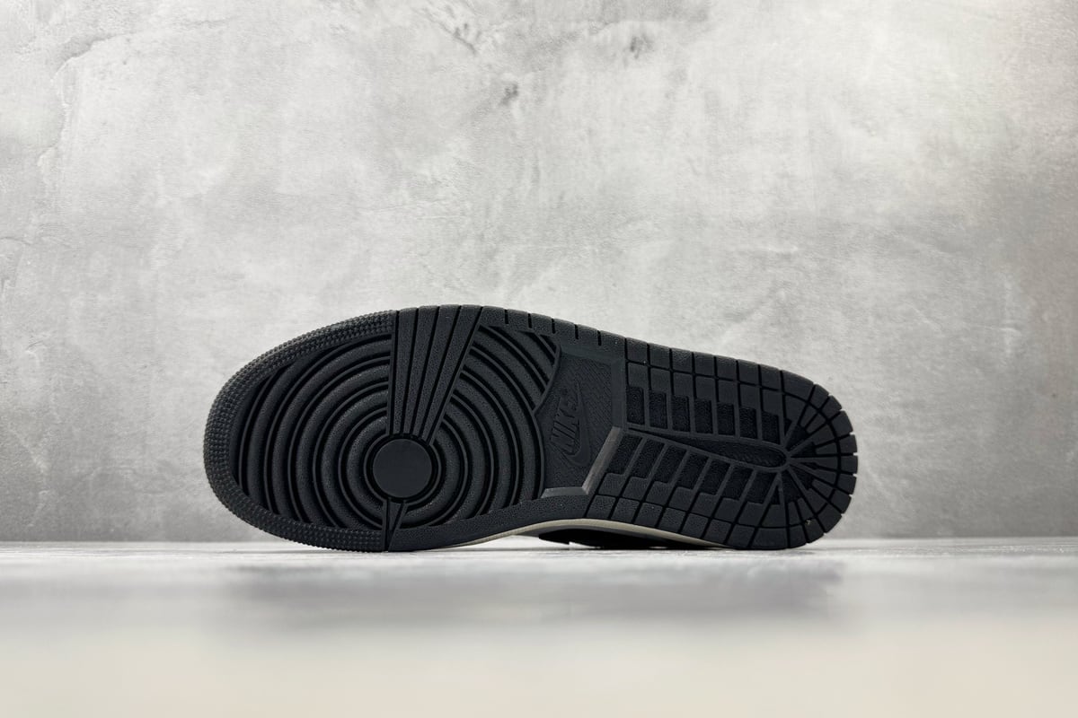 乔丹 Air Jordan 1 黑白紫蓝 鞋头实拍图
