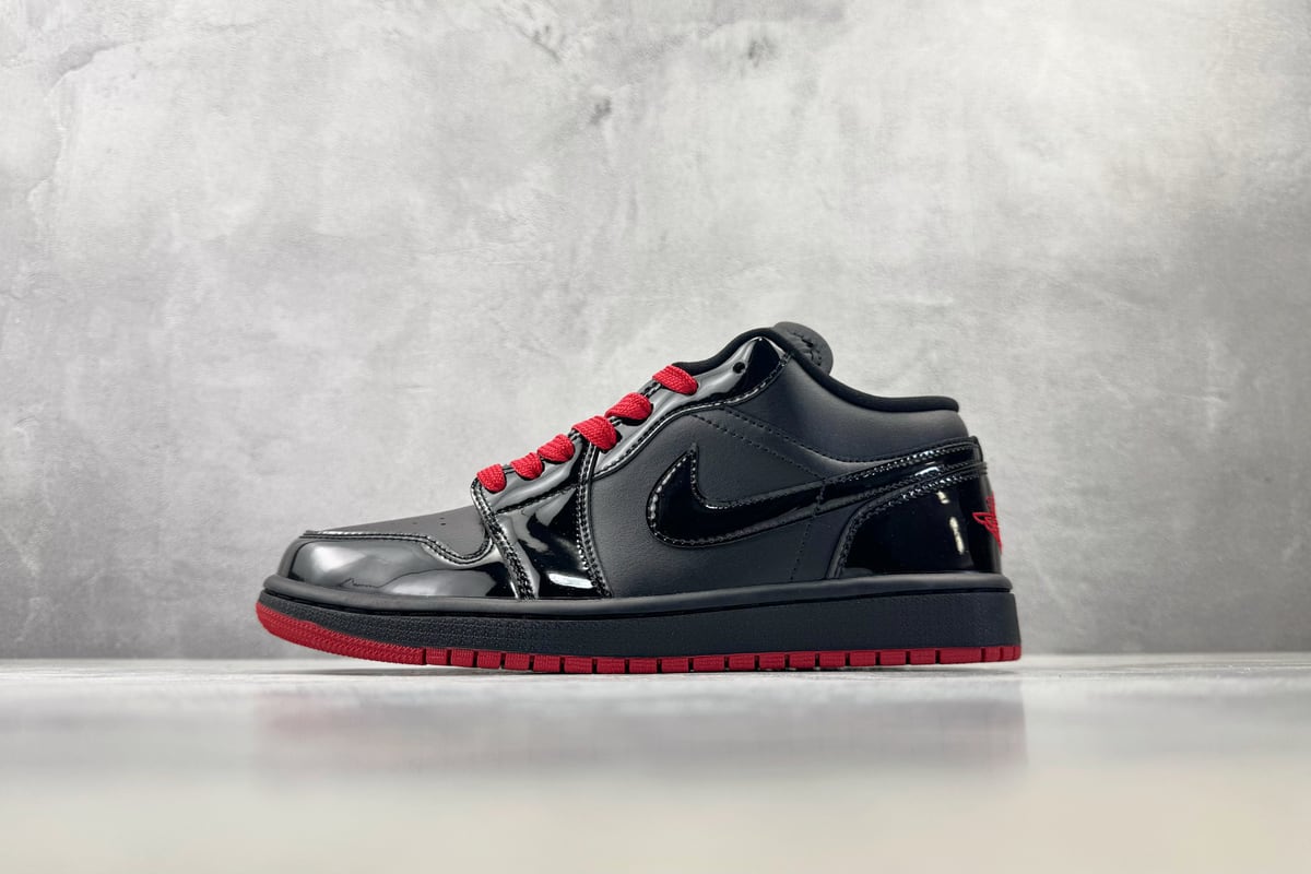 乔丹 Air Jordan 【定制球鞋】 1 漆皮黑红白 正面实拍图
