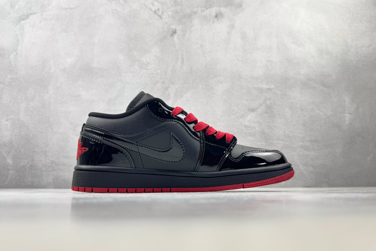 乔丹 Air Jordan 【定制球鞋】 1 漆皮黑红白 侧面实拍图