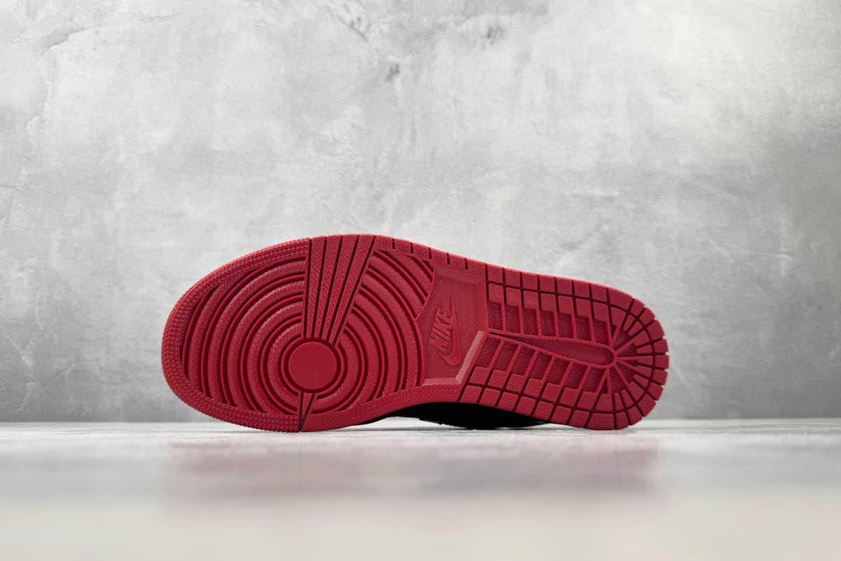 乔丹 Air Jordan 【定制球鞋】 1 漆皮黑红白 鞋头实拍图