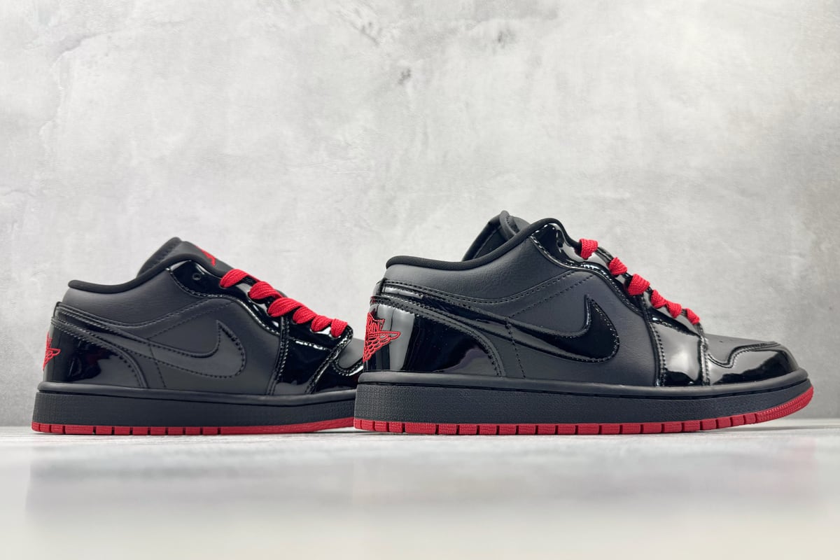 乔丹 Air Jordan 【定制球鞋】 1 漆皮黑红白 鞋底实拍图