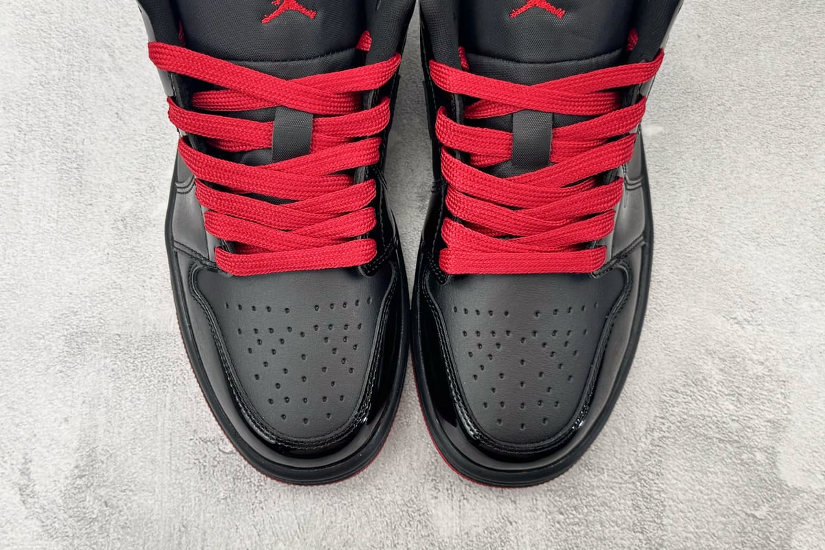 乔丹 Air Jordan 【定制球鞋】 1 漆皮黑红白 鞋标实拍图