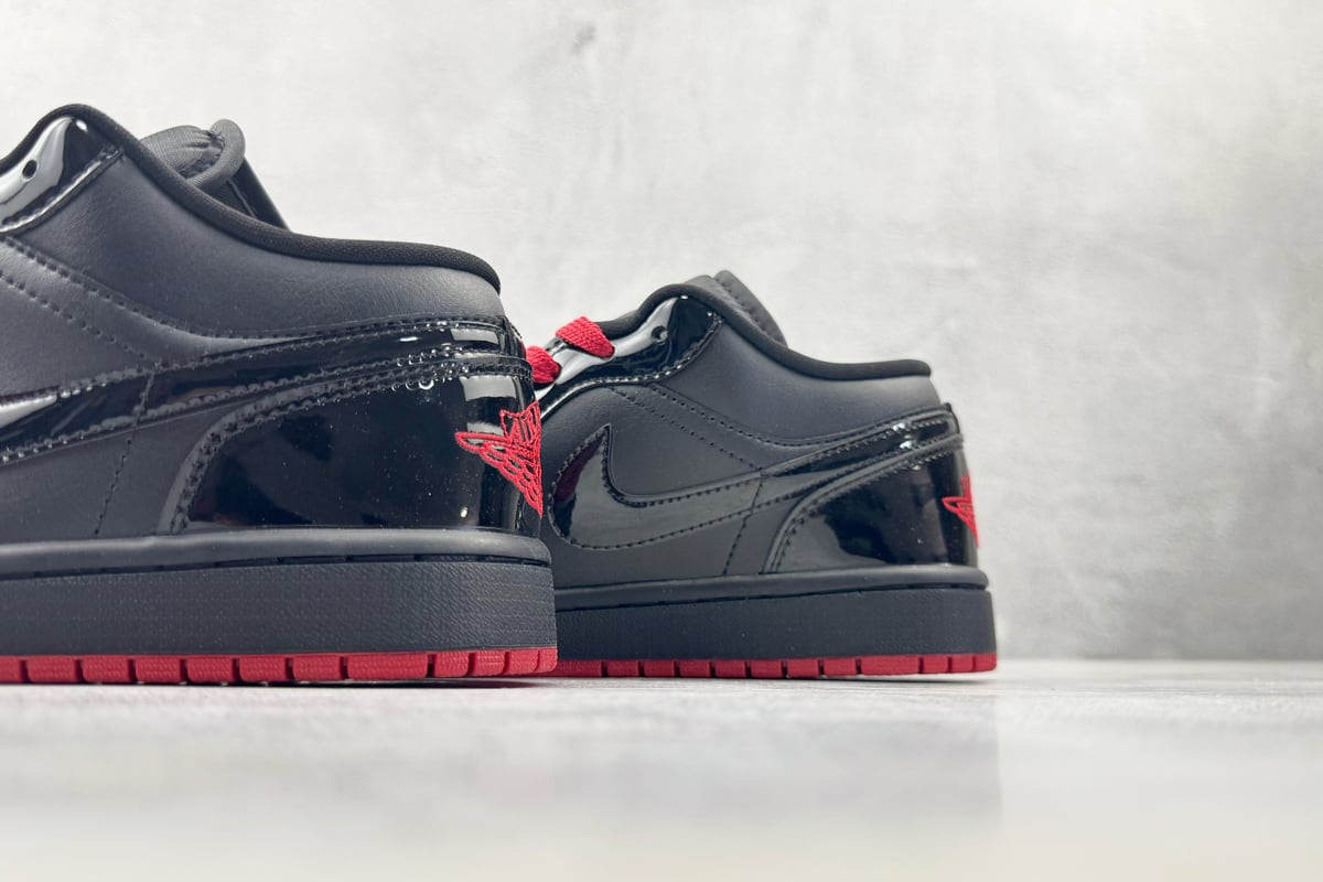 乔丹 Air Jordan 【定制球鞋】 1 漆皮黑红白 上脚实拍图