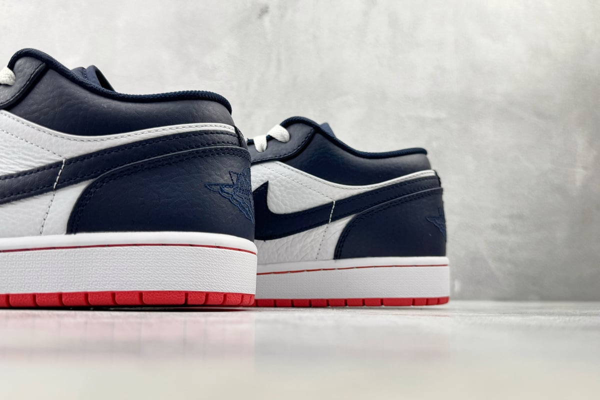 乔丹 Air Jordan 1 Retro Low 午夜蓝白红 上脚实拍图