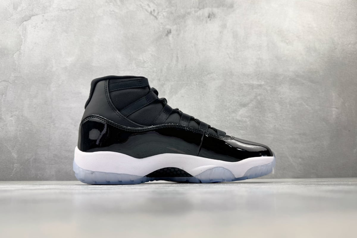 乔丹 Air Jordan 11 頂級純原 黑白 侧面实拍图
