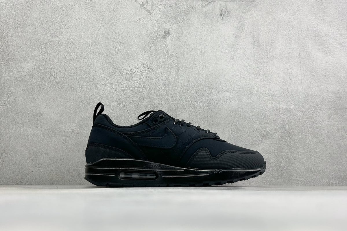 耐克 Nike Air Max 1 初代复古气垫慢跑鞋 由Tinker 黑 侧面实拍图