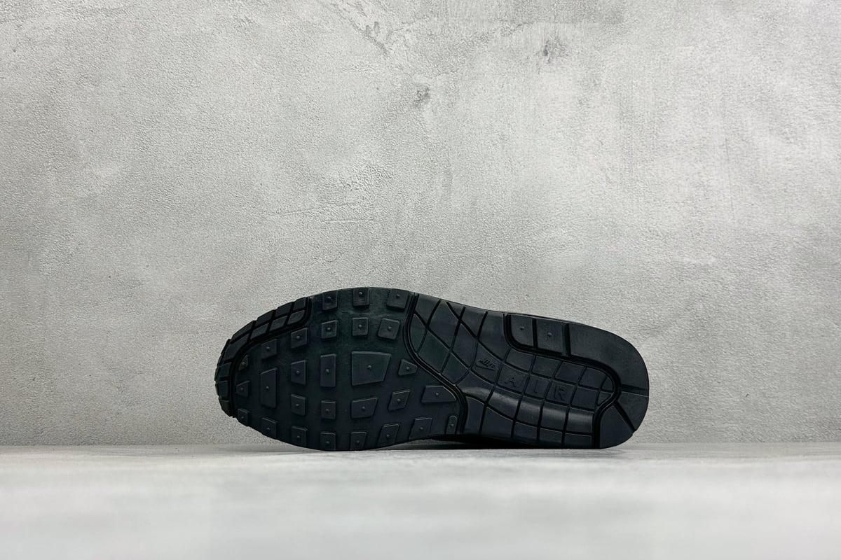 耐克 Nike Air Max 1 初代复古气垫慢跑鞋 由Tinker 黑 鞋头实拍图