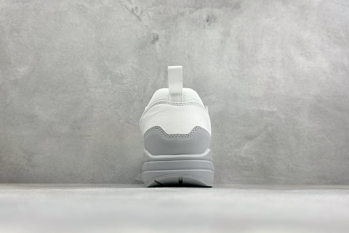 耐克 Nike Air Max 1 半掌气垫复古跑步鞋 白 鞋底实拍图