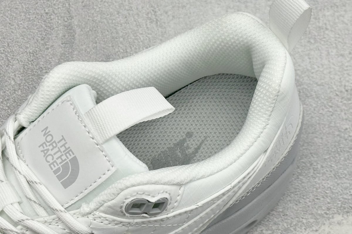 耐克 Nike Air Max 1 半掌气垫复古跑步鞋 白 上脚实拍图