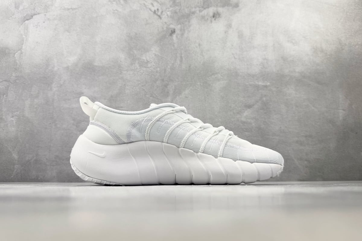 耐克 Nike 纯白 侧面实拍图