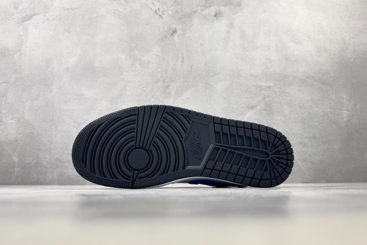 乔丹 Air Jordan 1 low "university blue" 黑白蓝 鞋头实拍图
