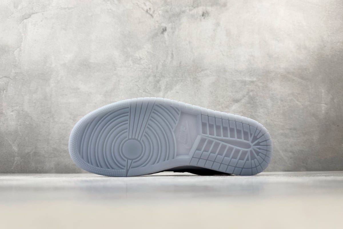乔丹 Air Jordan 1 白灰黑 鞋头实拍图