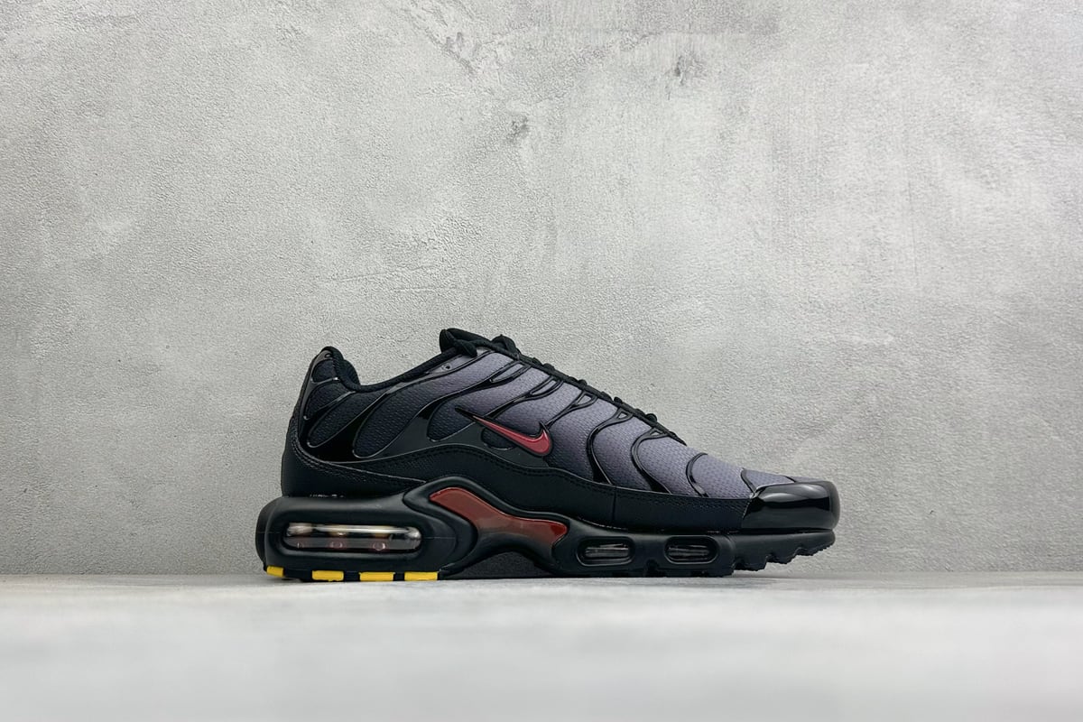 耐克 Nike Air Max Plus TN气垫运动跑鞋 真正的用心研发 黑白 侧面实拍图