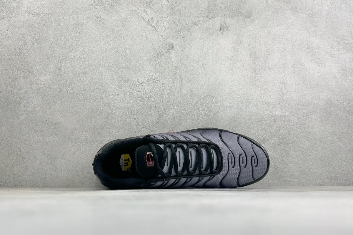 耐克 Nike Air Max Plus TN气垫运动跑鞋 真正的用心研发 黑白 背面实拍图