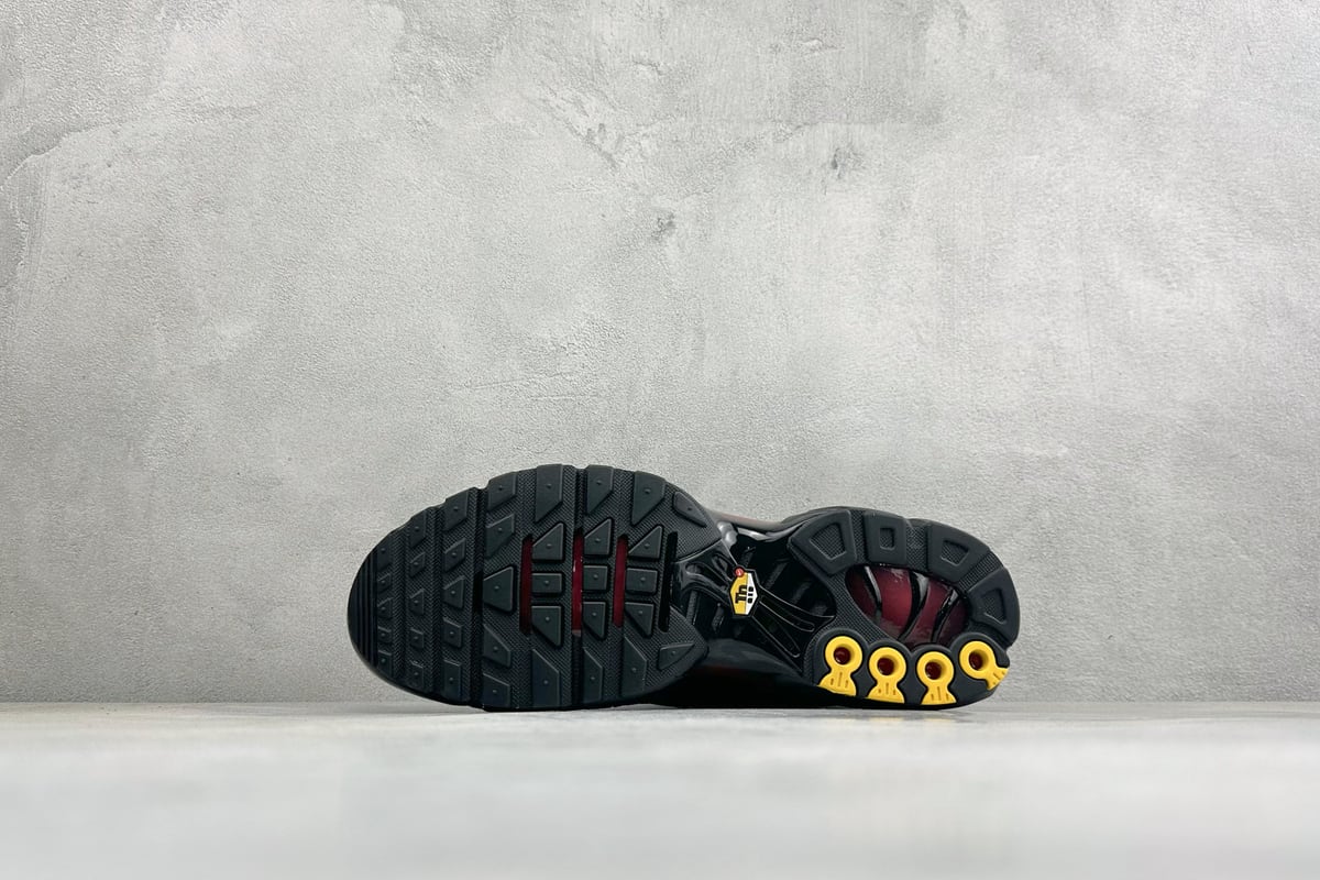 耐克 Nike Air Max Plus TN气垫运动跑鞋 真正的用心研发 黑白 鞋头实拍图