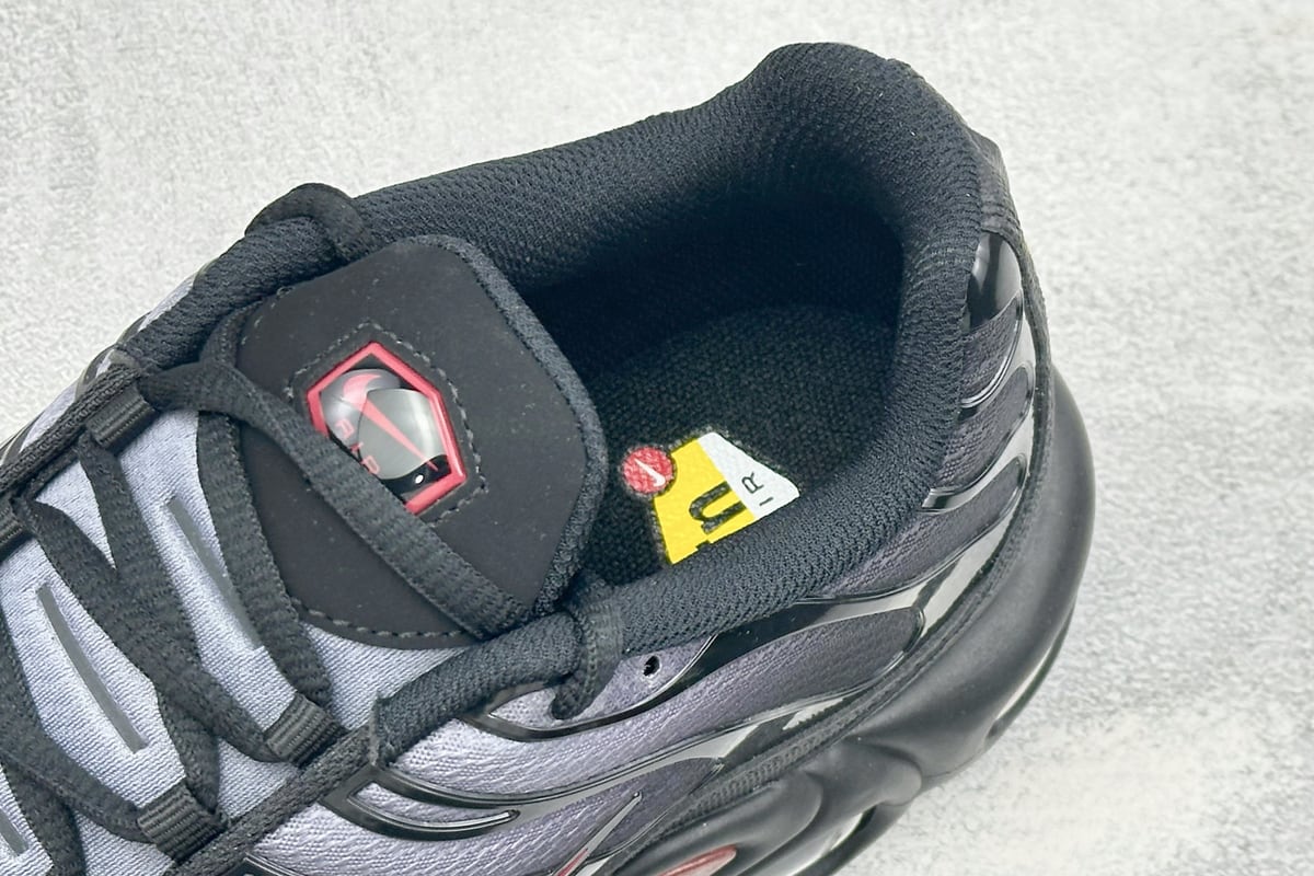 耐克 Nike Air Max Plus TN气垫运动跑鞋 真正的用心研发 黑白 上脚实拍图