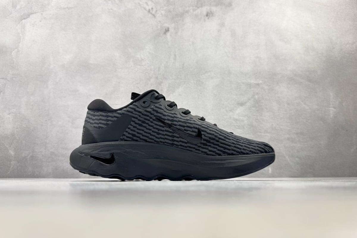 耐克 Nike Motiva 黑白 侧面实拍图