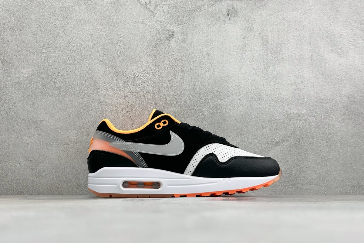 耐克 Nike Air Max 1 初代复古气垫慢跑鞋 由Tinker 黑白橙 侧面实拍图