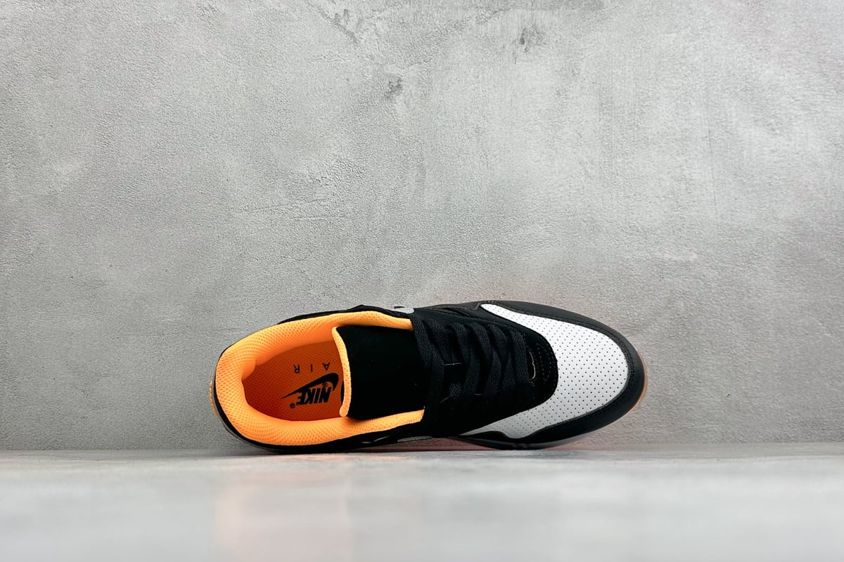 耐克 Nike Air Max 1 初代复古气垫慢跑鞋 由Tinker 黑白橙 背面实拍图