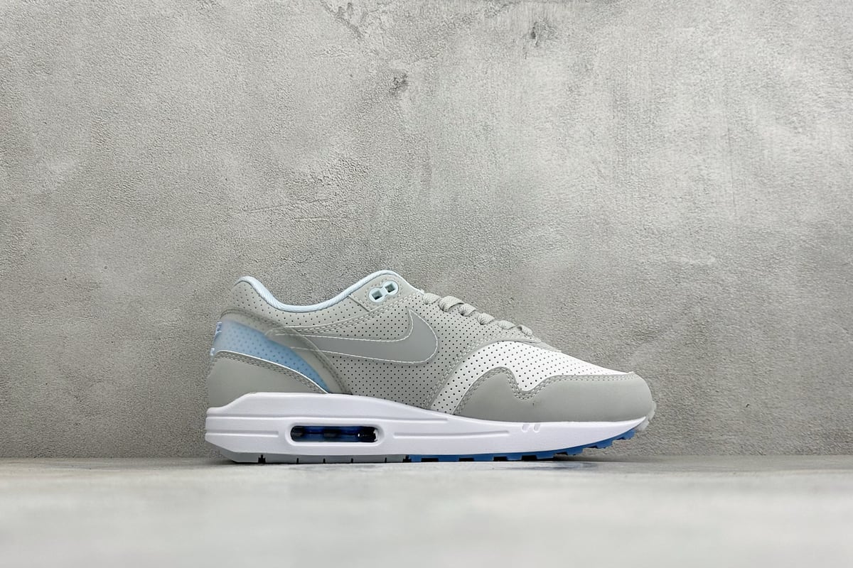 耐克 Nike Air Max 1 初代复古气垫慢跑鞋 由Tinker 灰白蓝 侧面实拍图