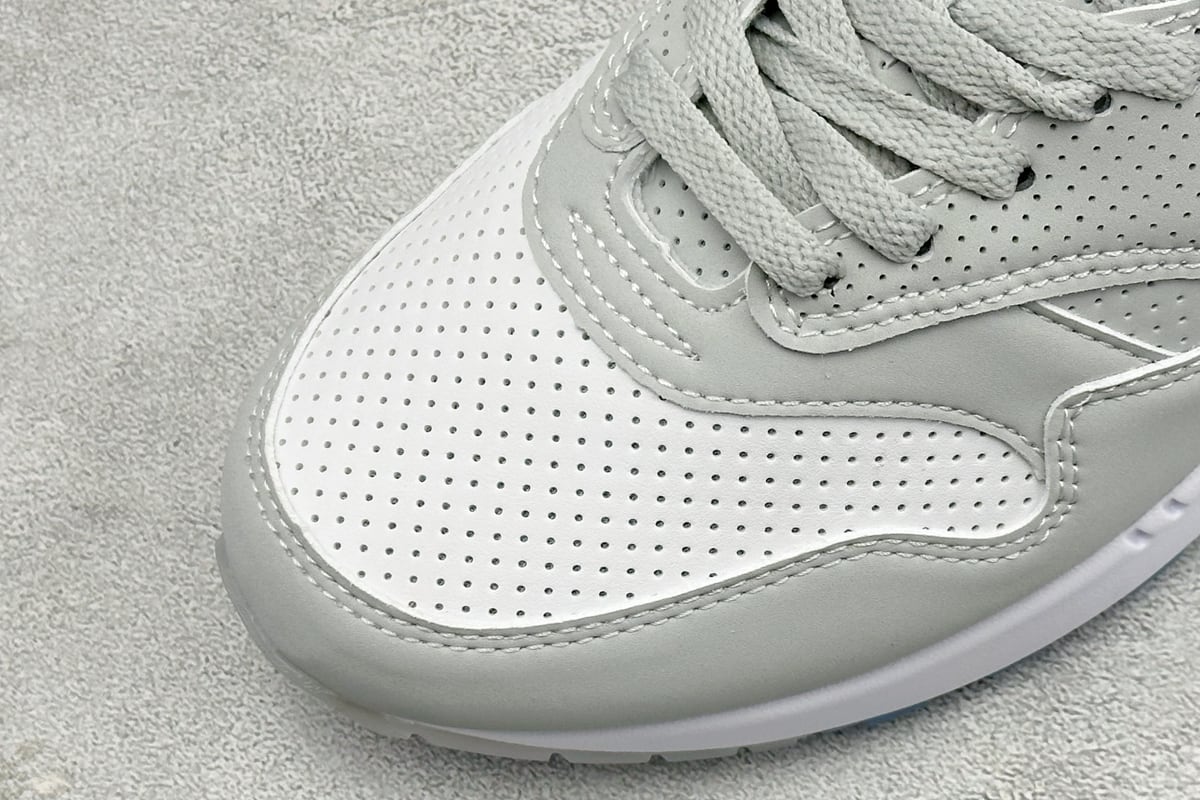 耐克 Nike Air Max 1 初代复古气垫慢跑鞋 由Tinker 灰白蓝 鞋标实拍图