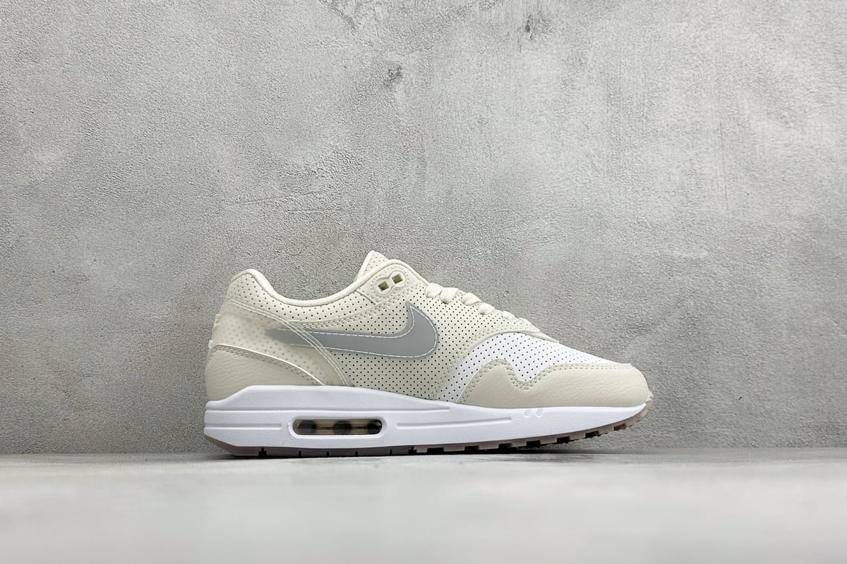 耐克 Nike Air Max 1 初代复古气垫慢跑鞋 由Tinker 白 侧面实拍图