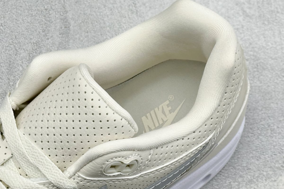 耐克 Nike Air Max 1 初代复古气垫慢跑鞋 由Tinker 白 上脚实拍图