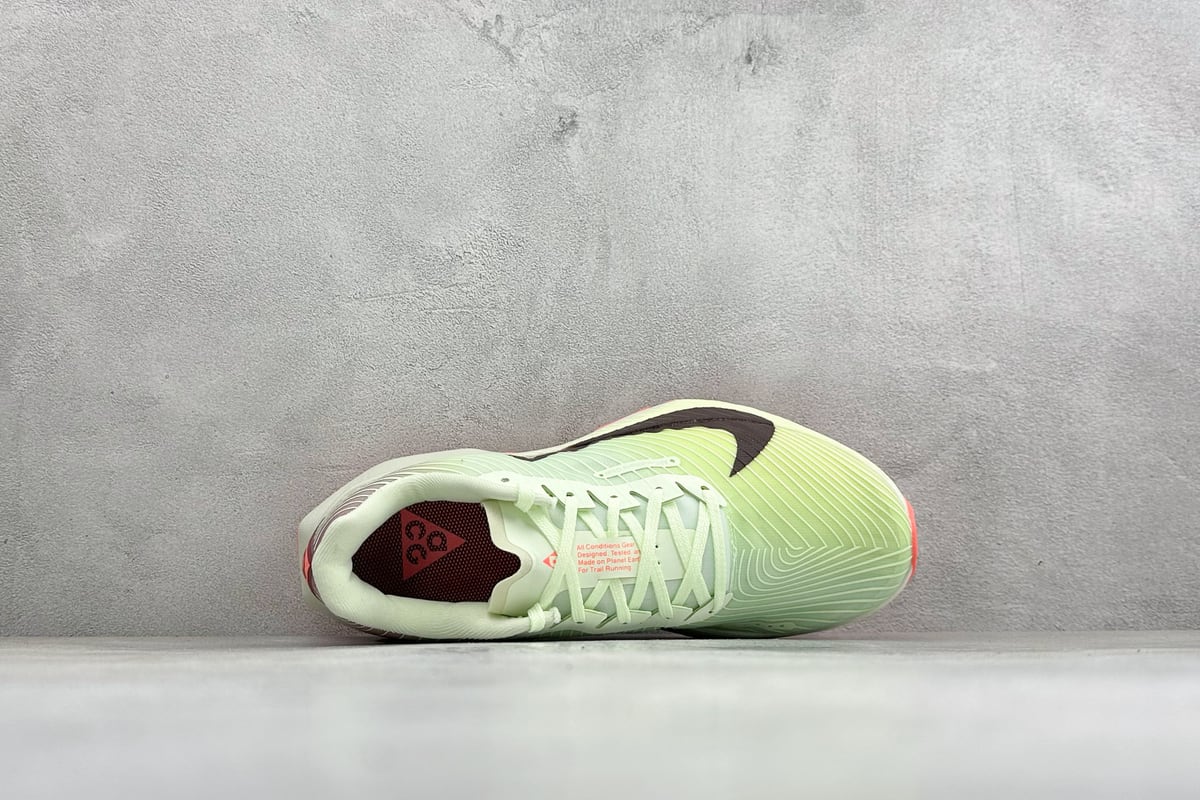 耐克 Nike Zoomx ACG Ultrafly Trail 越野跑步鞋 白绿红 背面实拍图