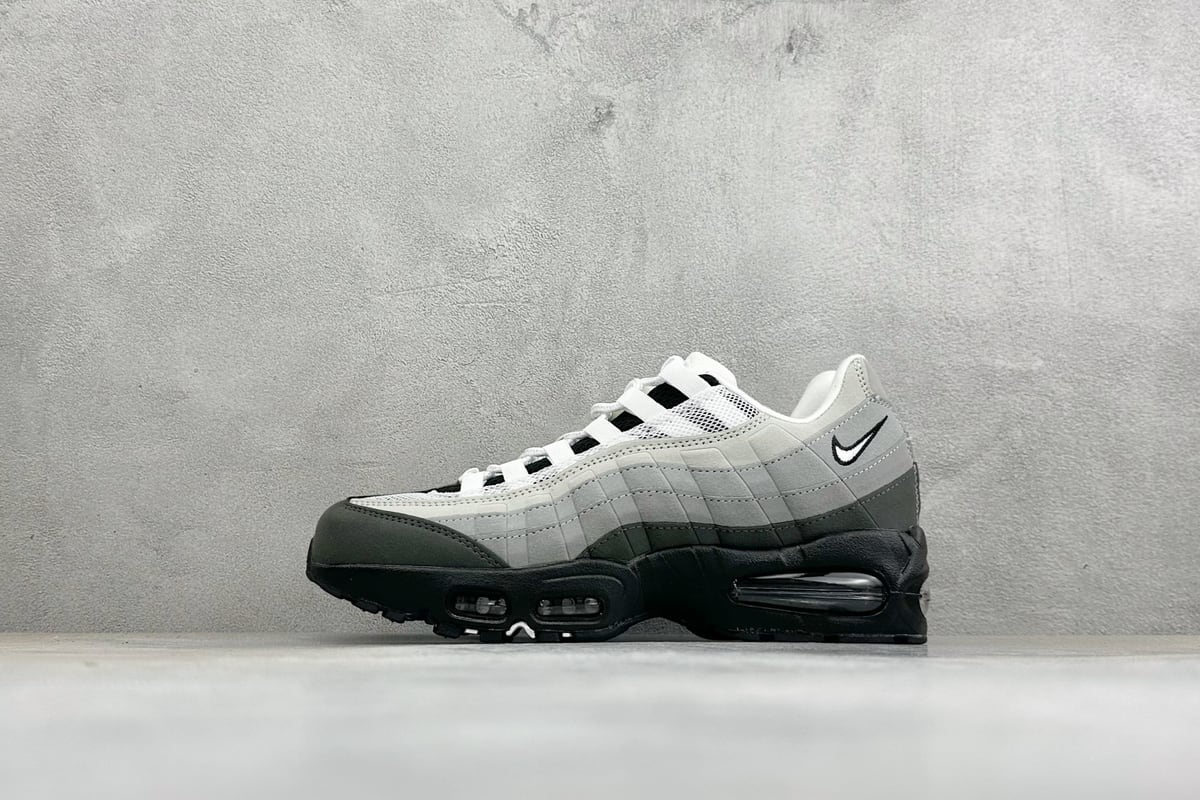 耐克 Nike AIR MAX 95 TT 气垫复古百搭休闲运动跑鞋 黑白 正面实拍图