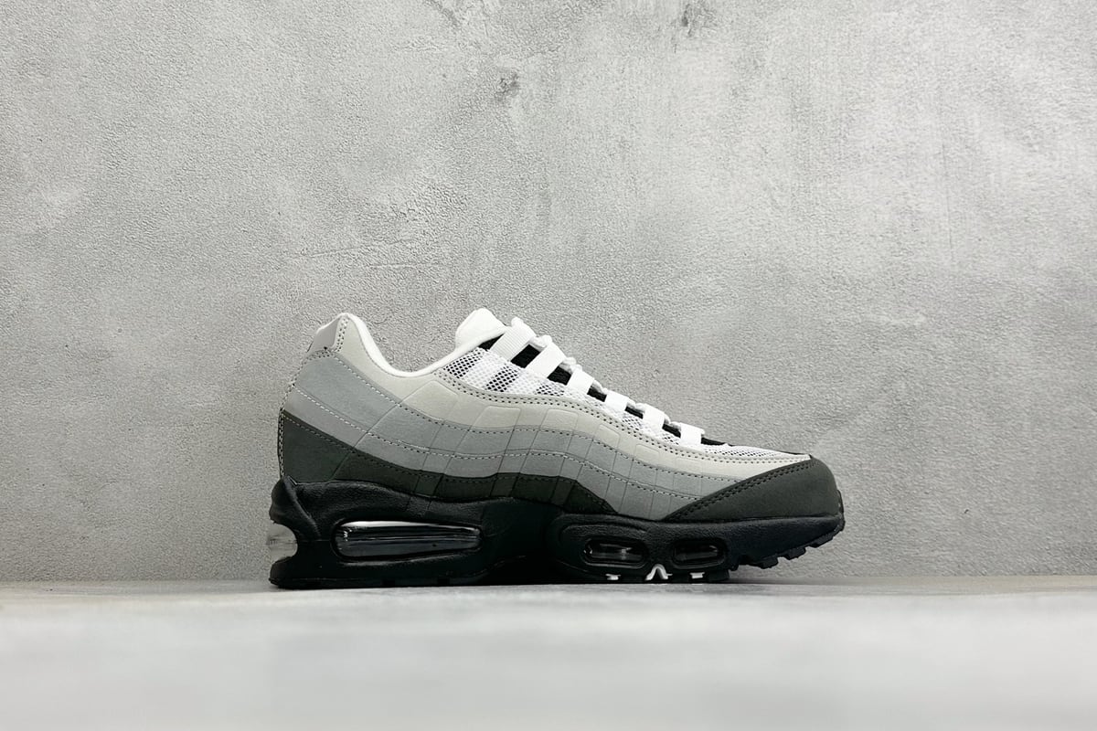 耐克 Nike AIR MAX 95 TT 气垫复古百搭休闲运动跑鞋 黑白 侧面实拍图