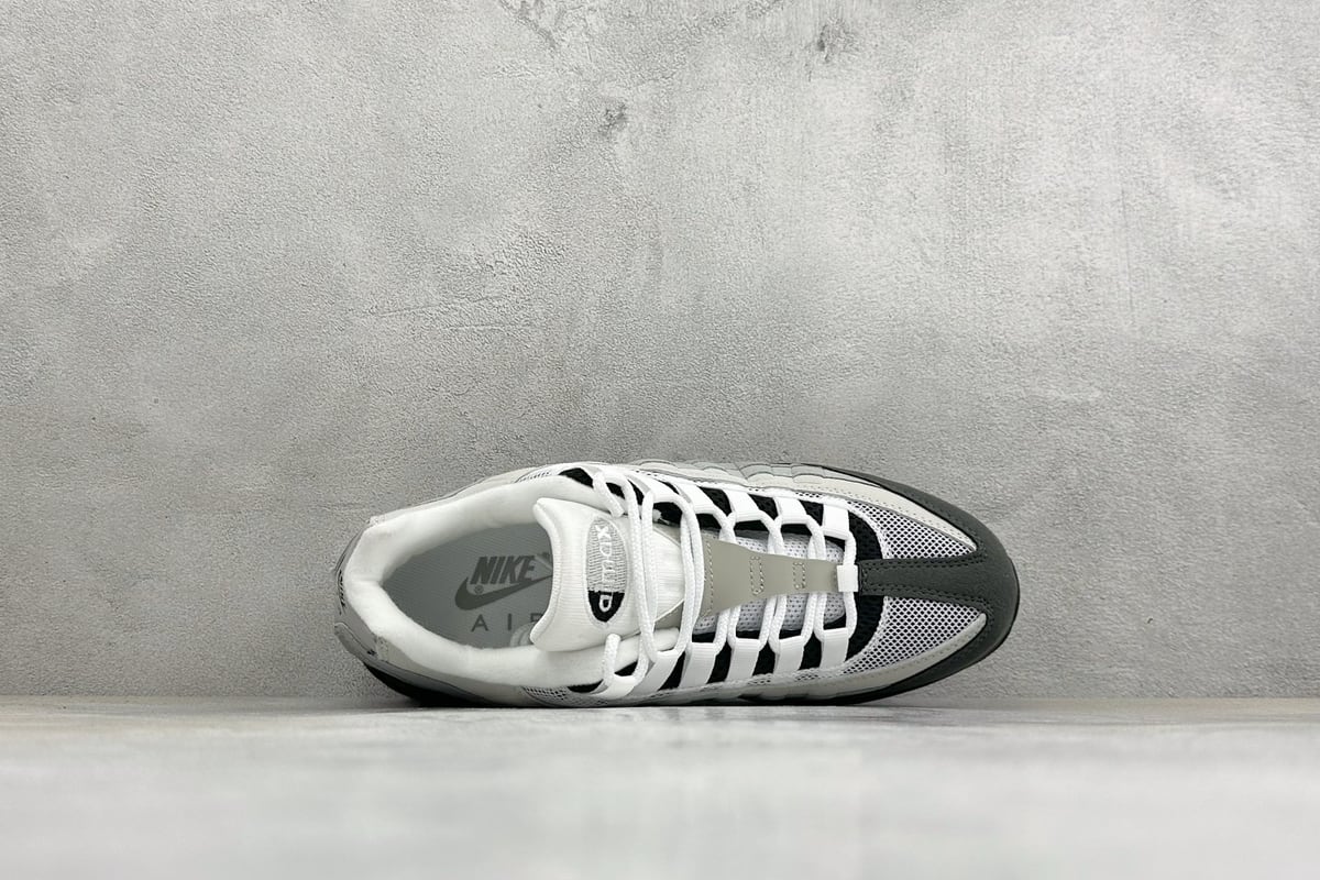 耐克 Nike AIR MAX 95 TT 气垫复古百搭休闲运动跑鞋 黑白 背面实拍图