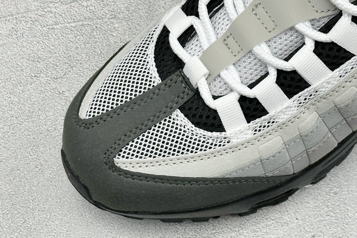 耐克 Nike AIR MAX 95 TT 气垫复古百搭休闲运动跑鞋 黑白 鞋标实拍图