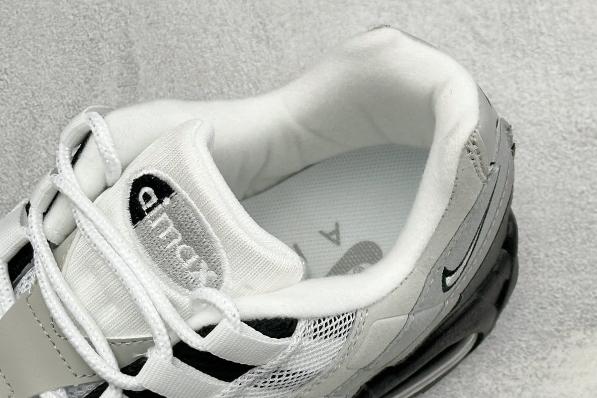 耐克 Nike AIR MAX 95 TT 气垫复古百搭休闲运动跑鞋 黑白 上脚实拍图