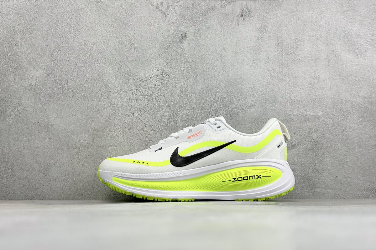耐克 Nike Air Zoom Vomero 18 GTX 登月18 缓震休闲跑鞋 白绿 正面实拍图