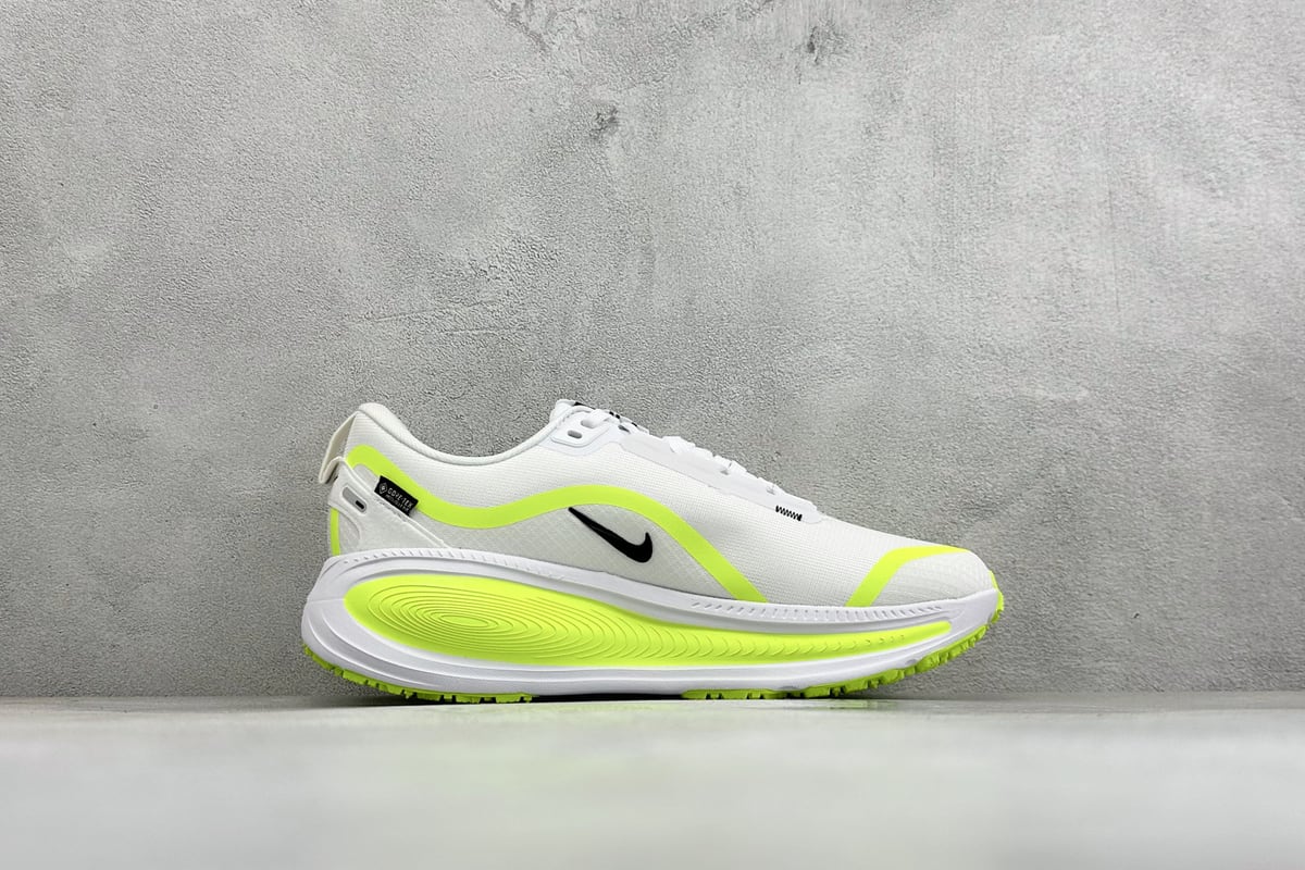 耐克 Nike Air Zoom Vomero 18 GTX 登月18 缓震休闲跑鞋 白绿 侧面实拍图