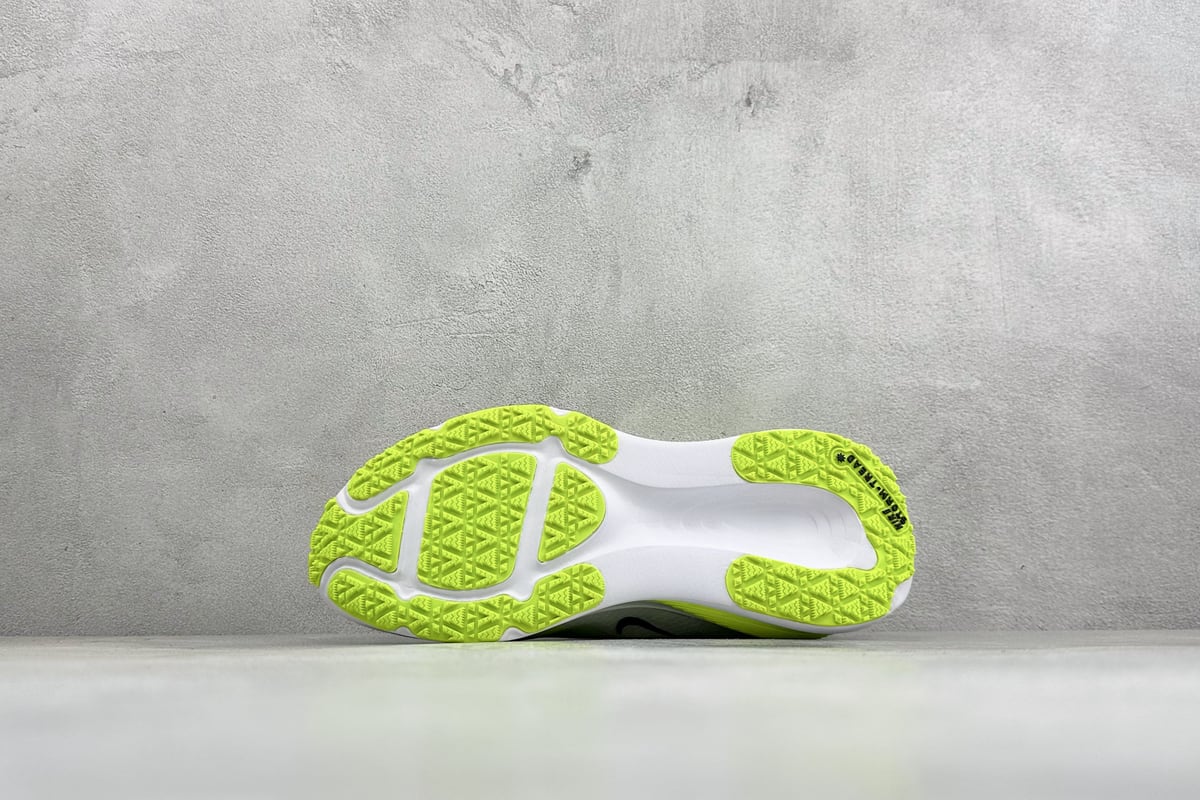 耐克 Nike Air Zoom Vomero 18 GTX 登月18 缓震休闲跑鞋 白绿 鞋头实拍图