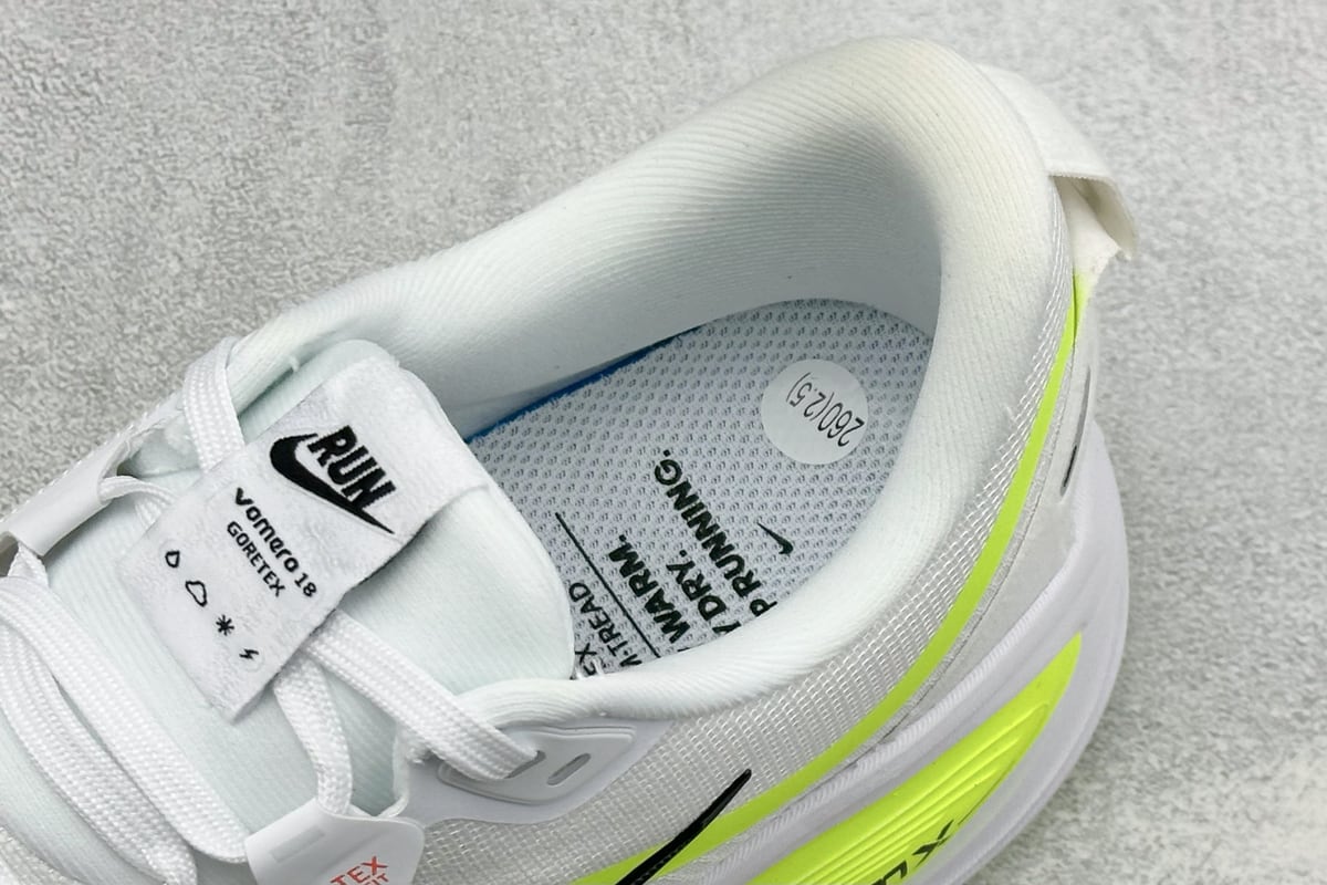 耐克 Nike Air Zoom Vomero 18 GTX 登月18 缓震休闲跑鞋 白绿 上脚实拍图
