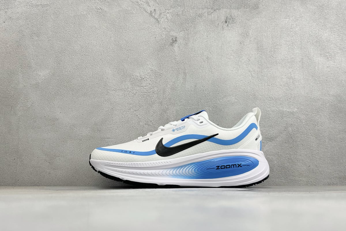 耐克 Nike Air Zoom Vomero 18 GTX 登月18 缓震休闲跑鞋 白蓝 正面实拍图