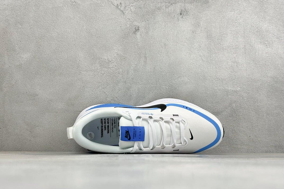 耐克 Nike Air Zoom Vomero 18 GTX 登月18 缓震休闲跑鞋 白蓝 背面实拍图