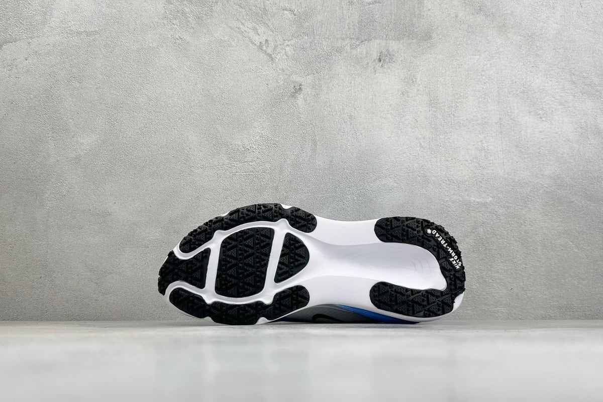 耐克 Nike Air Zoom Vomero 18 GTX 登月18 缓震休闲跑鞋 白蓝 鞋头实拍图