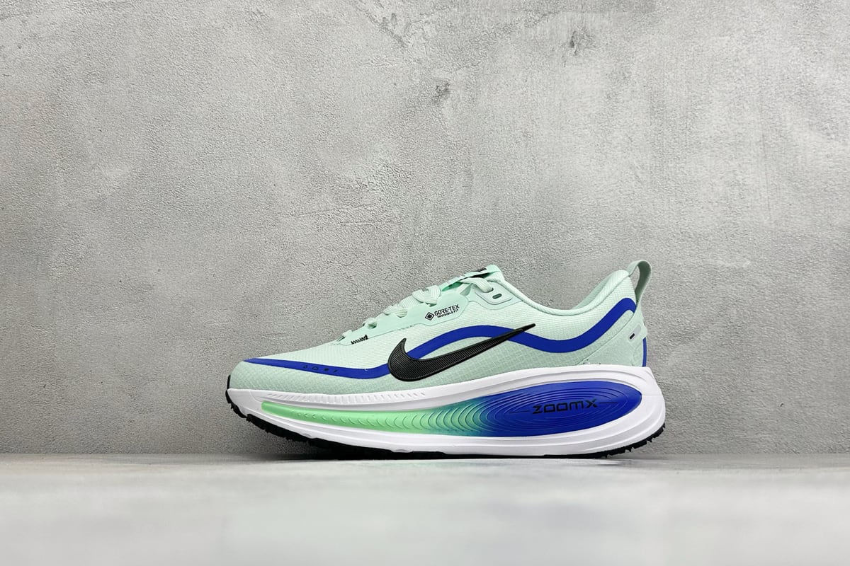 耐克 Nike Air Zoom Vomero 18 GTX 登月18 缓震休闲跑鞋 白绿蓝 正面实拍图