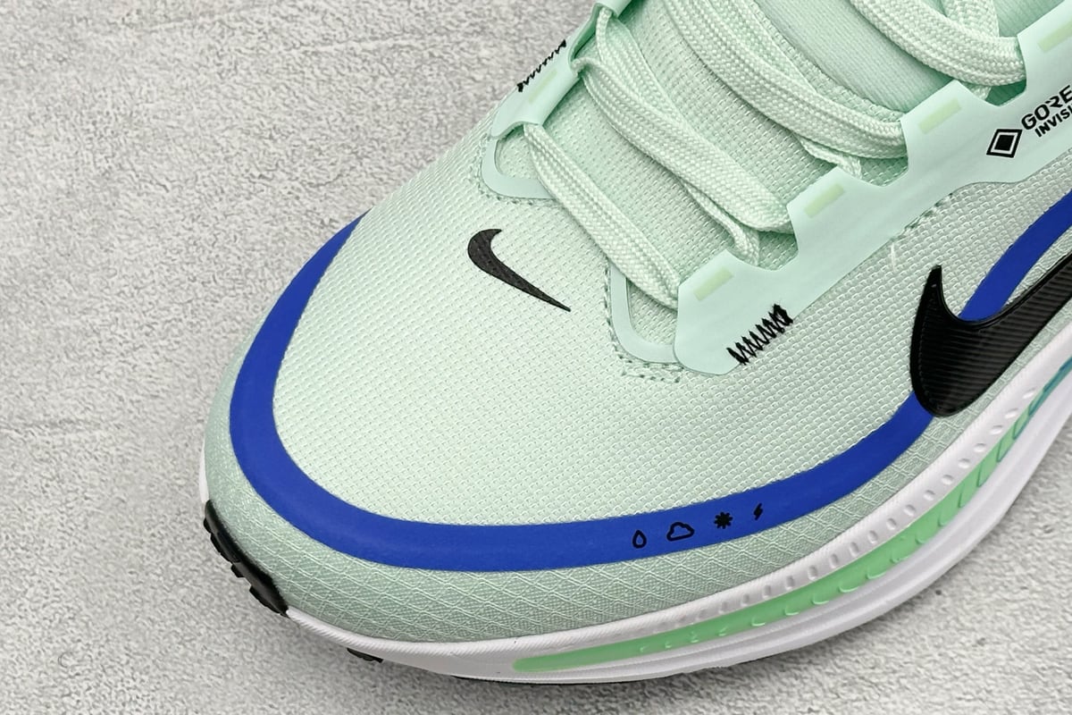 耐克 Nike Air Zoom Vomero 18 GTX 登月18 缓震休闲跑鞋 白绿蓝 鞋标实拍图