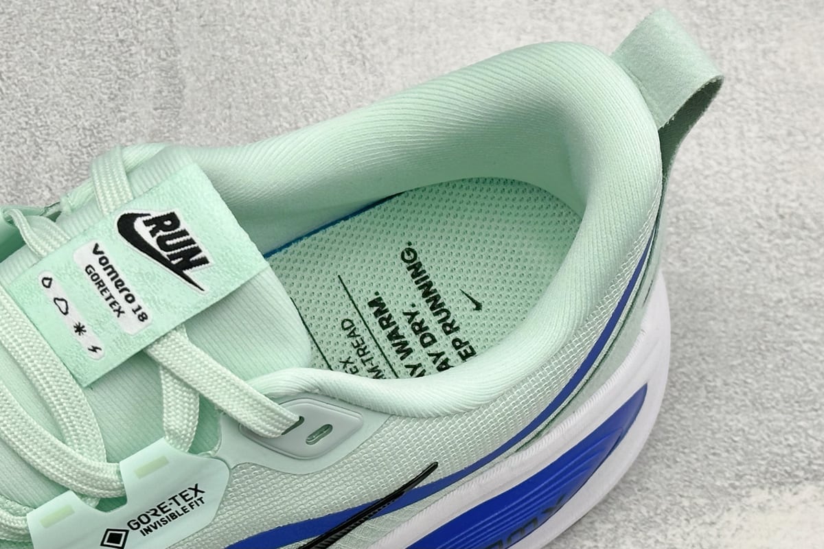 耐克 Nike Air Zoom Vomero 18 GTX 登月18 缓震休闲跑鞋 白绿蓝 上脚实拍图