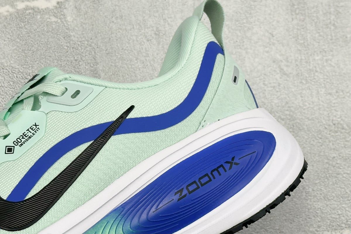 耐克 Nike Air Zoom Vomero 18 GTX 登月18 缓震休闲跑鞋 白绿蓝 细节实拍图