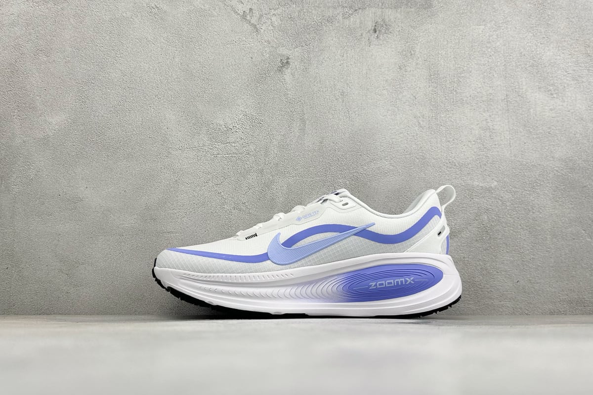 耐克 Nike Air Zoom Vomero 18 GTX 登月18 缓震休闲跑鞋 白蓝 正面实拍图