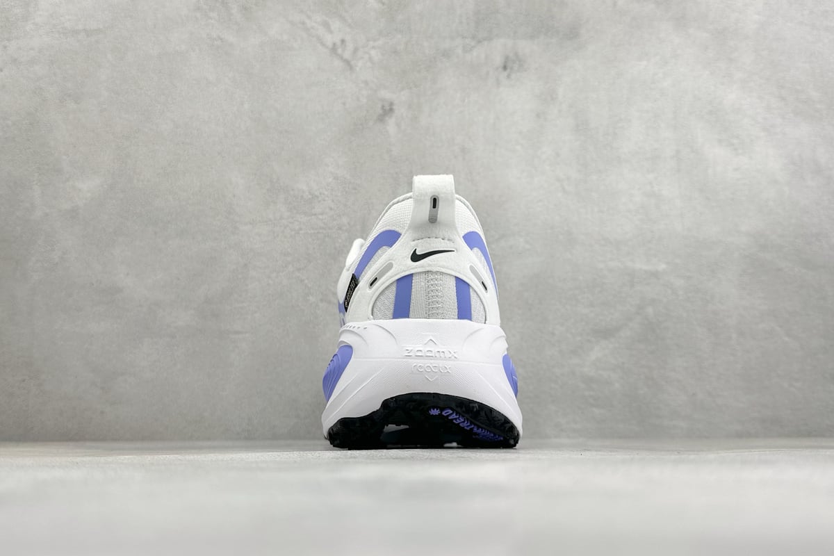 耐克 Nike Air Zoom Vomero 18 GTX 登月18 缓震休闲跑鞋 白蓝 鞋底实拍图